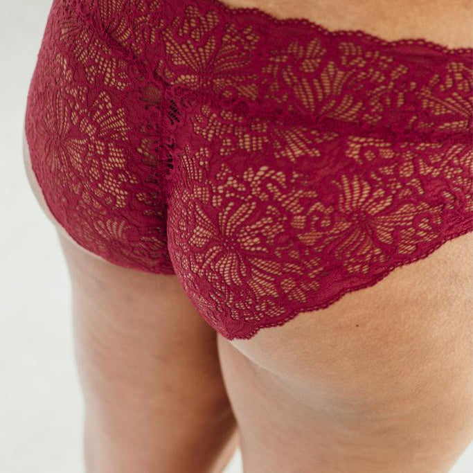 Vue détaillée de Slip "Belle" avec focus sur la dentelle romantique en rouge foncé.