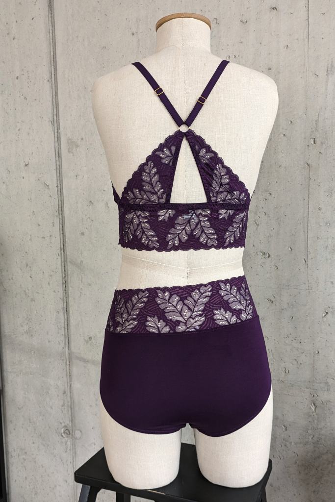 Bralette und Slip aus recycelter Spitze in violett mit besonderem Rücken.
