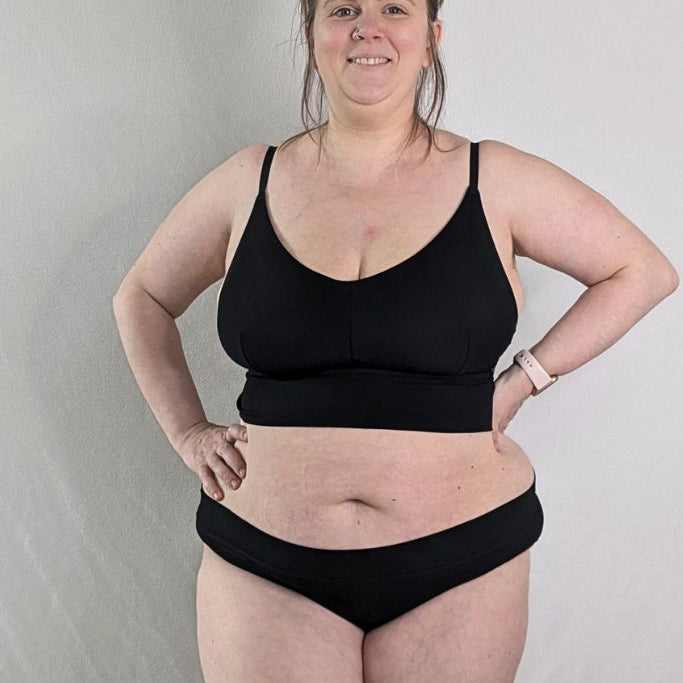 La femme porte un Bralette et un Slip en matériaux durables.