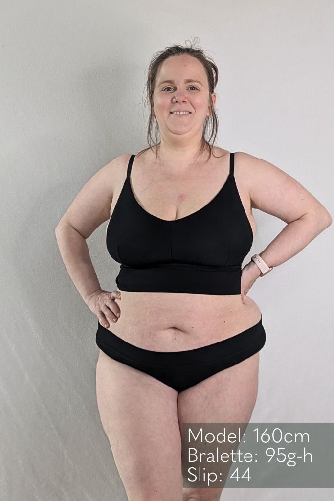 La femme porte un Bralette et un Slip en matériaux durables.