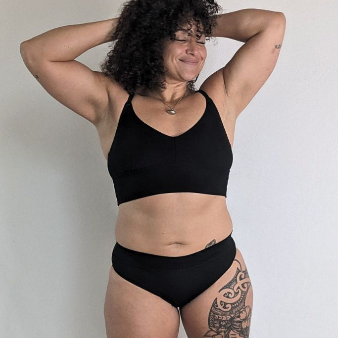 Le modèle pose dans l'ensemble Emma avec un très bon support en noir