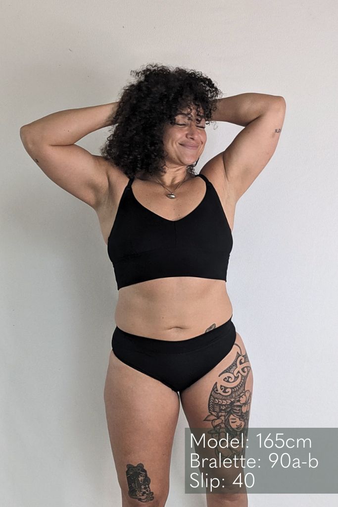 Le modèle pose dans l'ensemble Emma avec un très bon support en noir