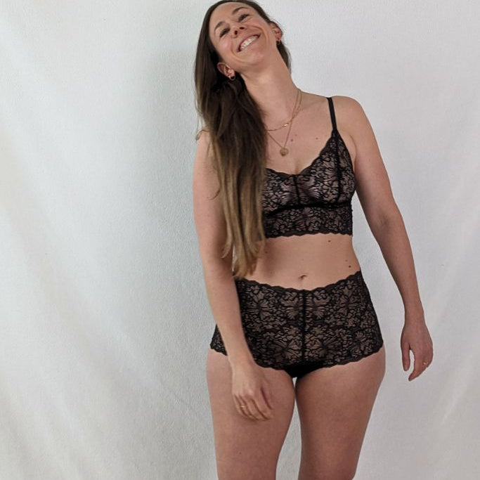 la femme aux longs cheveux porte un Bralette avec un léger soutien et une culotte en dentelle