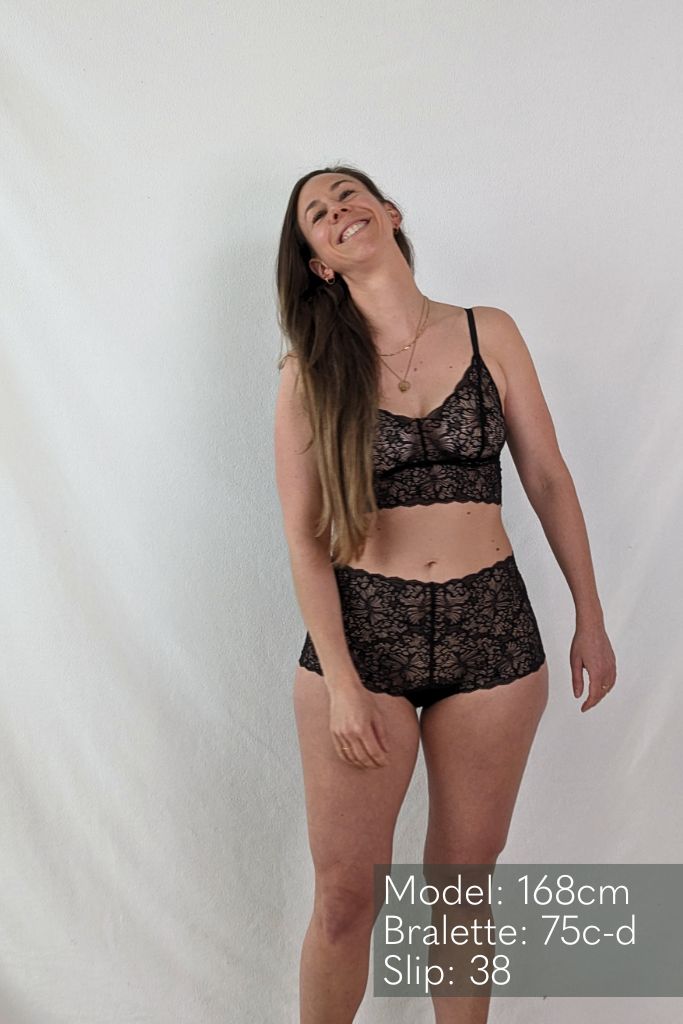 la femme aux longs cheveux porte un Bralette avec un léger soutien et une culotte en dentelle