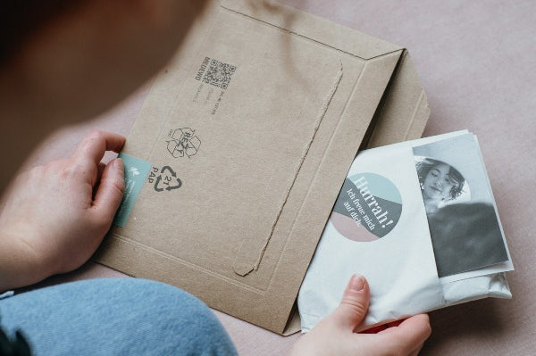 la femme tatouée prépare une commande