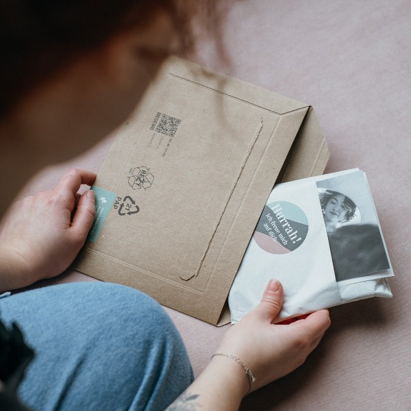 la femme tatouée prépare une commande