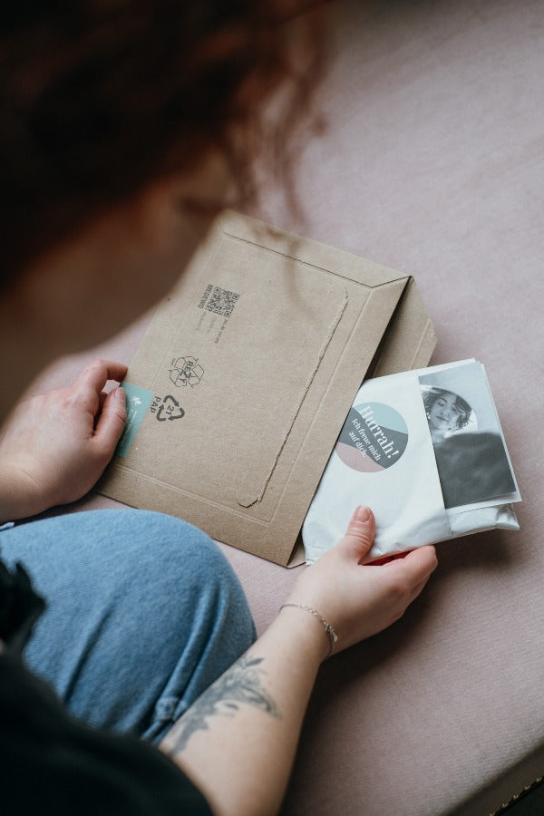 la femme tatouée prépare une commande