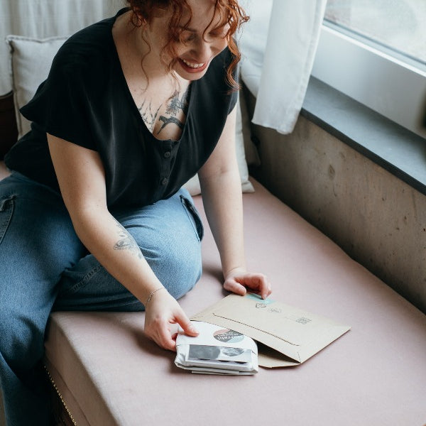 le modèle emballe une nouvelle commande en portant le haut Noe