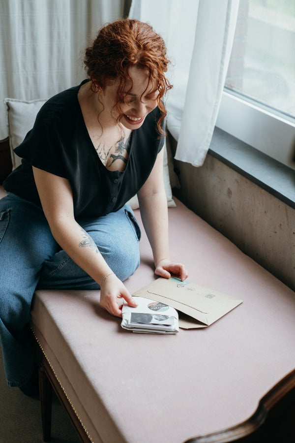 le modèle emballe une nouvelle commande en portant le haut Noe