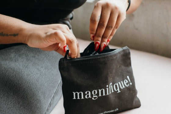 le modèle prend quelque chose dans la trousse de maquillage