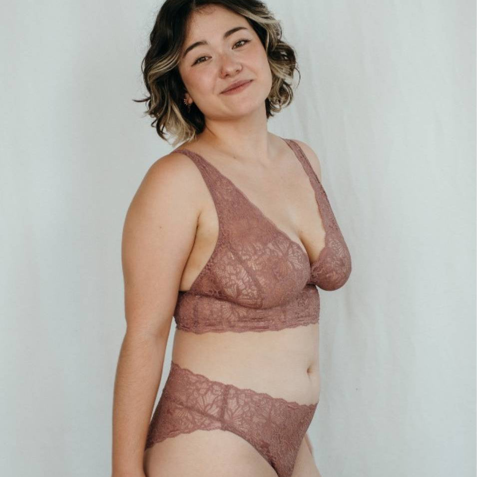 Dentelle très fine en rose smockey sur modèle, photographié de côté