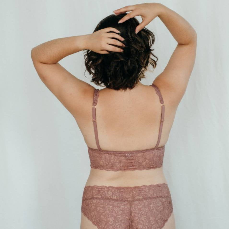 Le modèle porte le confortable Slip Belle en Smokey Rose et le Bralette correspondant .