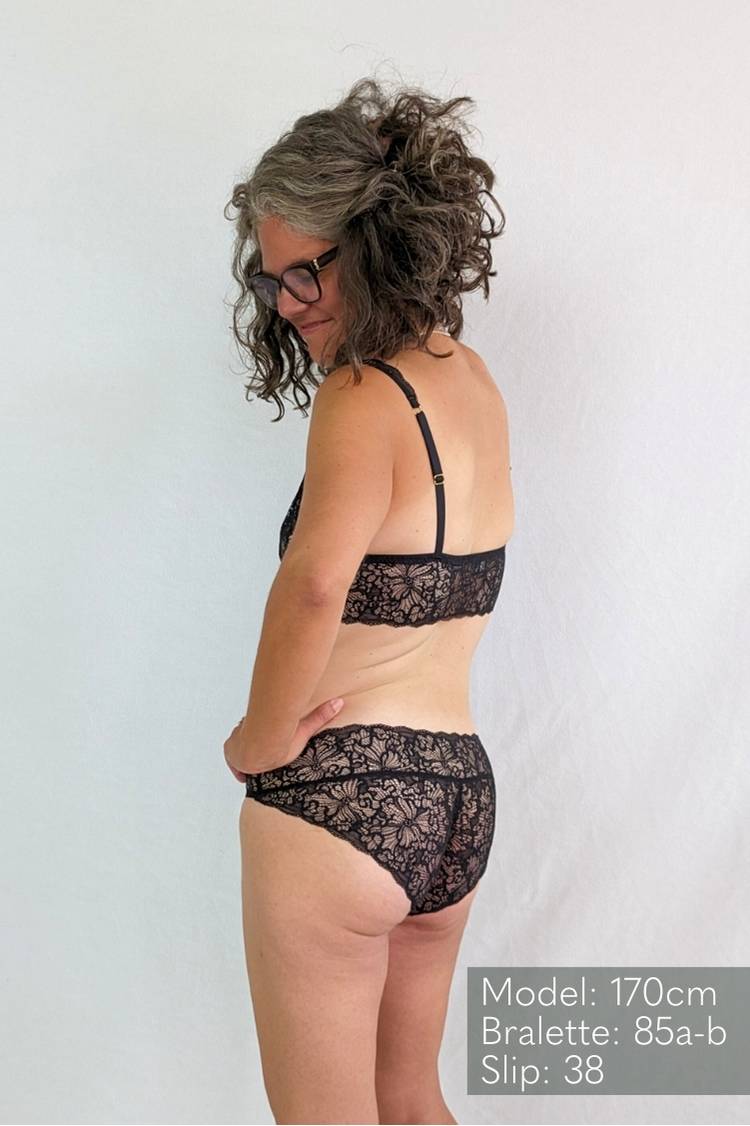 Elégant dentelle noir -Bralette Belle, photographié de côté.