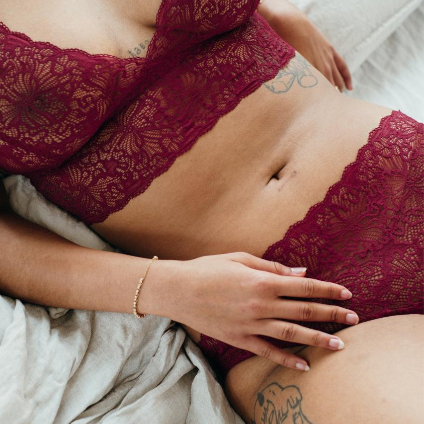 Vue détaillée de Bralette et Slip Belle en rouge rubis avec focus sur la fine pointe.