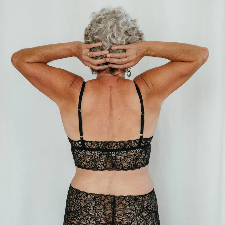 Le modèle porte un ensemble de Bralette en dentelle de taille 85a-b, photographié de dos.