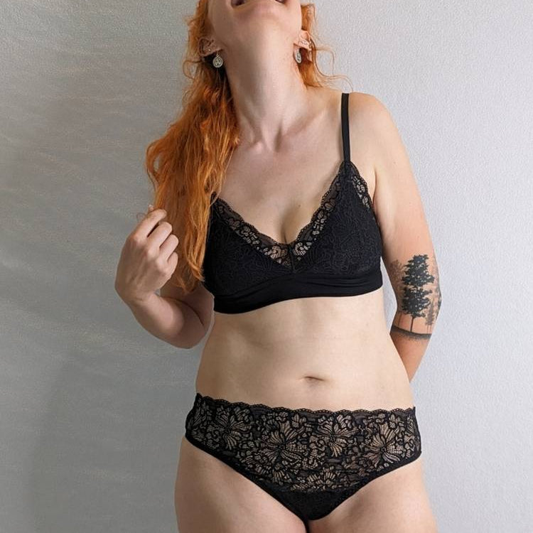 Modèle rieur aux cheveux roux portant un ensemble de Bralette et Slip de thoughts of september.