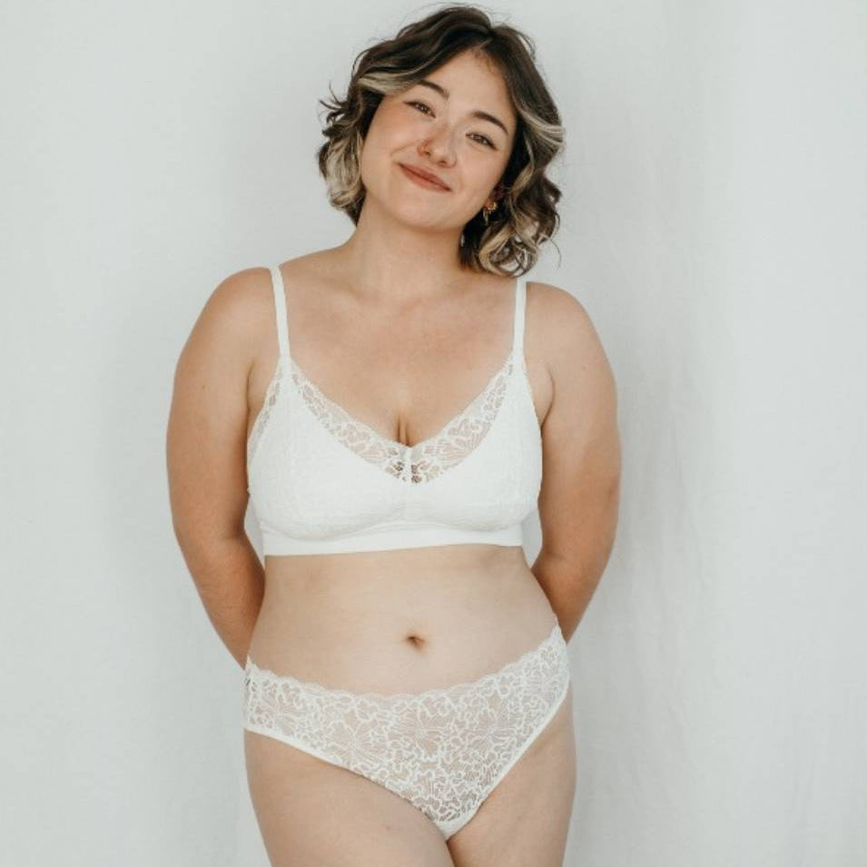 Femme portant un ensemble de Bralette et Slip en ivoire de thoughts of september.