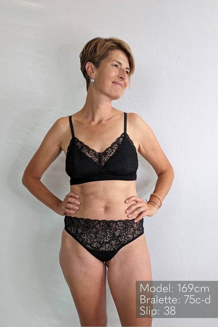 La femme porte Bralette Lana dans l'oeillet 75 c-d et le String correspondant .