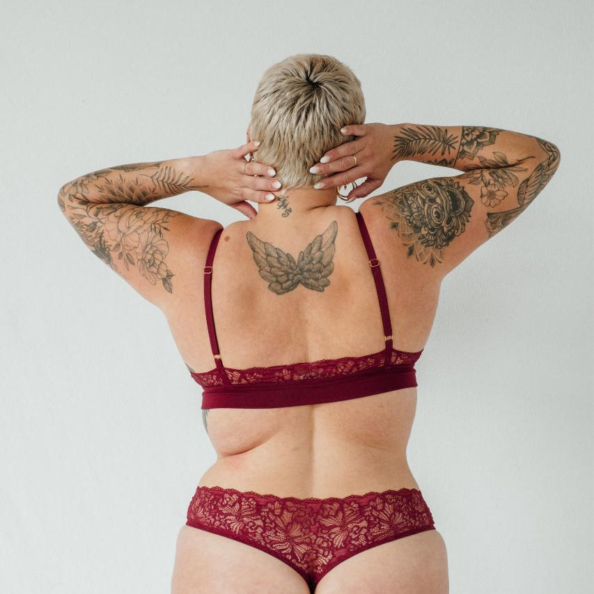 Vue de dos du double Bralette et du String "Lana" assorti en rouge runin.