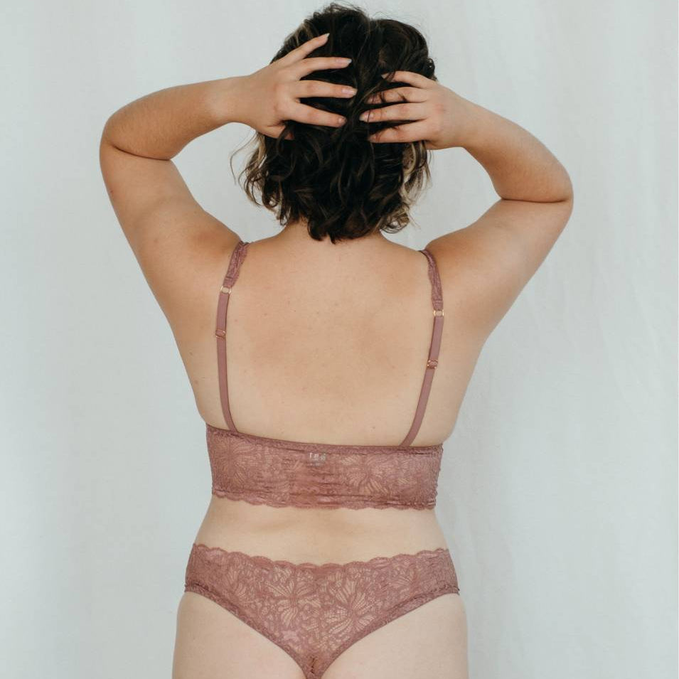String Lana en smockey rose combiné avec le Bralette Belle de thoughts of september.