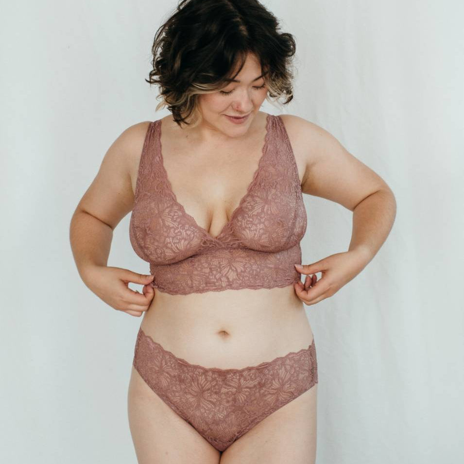 Le modèle porte Bralette Belle en taille 75 ef et le Slip assorti en Smockey Rose.
