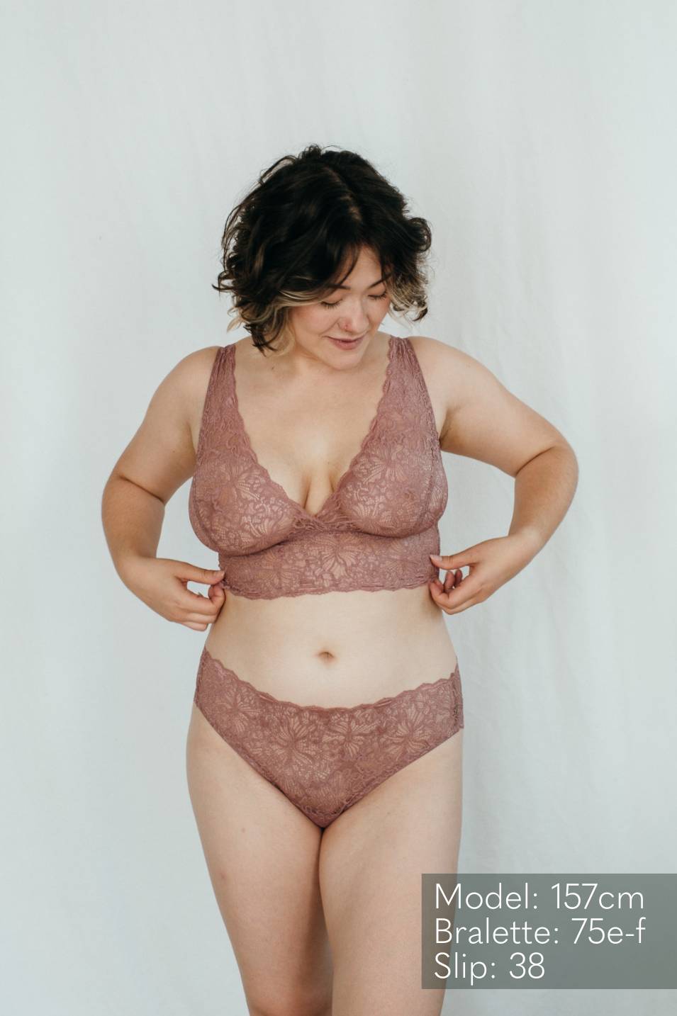 Le modèle porte Bralette Belle en taille 75 ef et le Slip assorti en Smockey Rose.