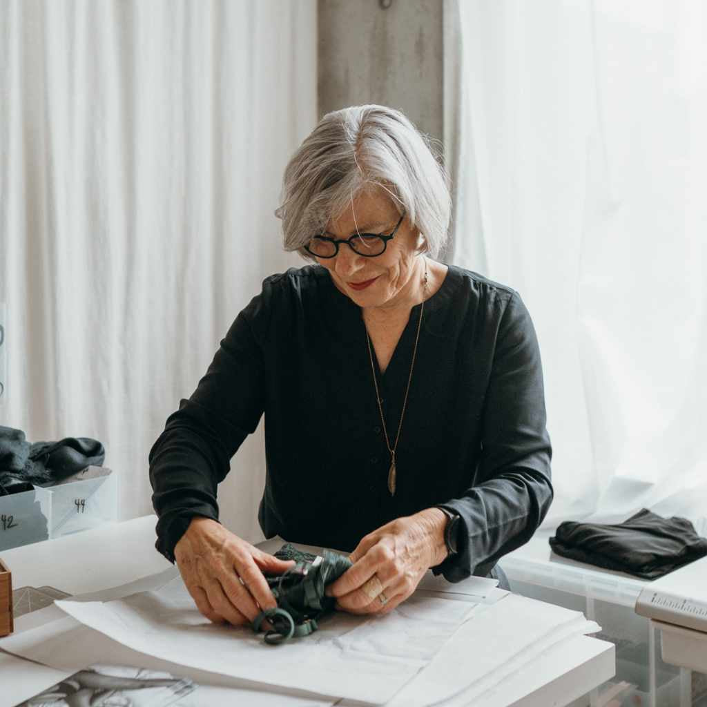 Erica Scodeller plie une pièce de lingerie et la prépare pour l'expédition.