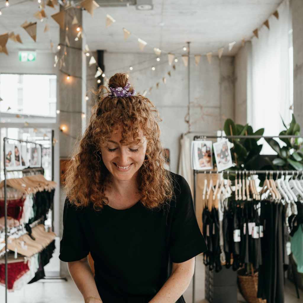 Miriam Gasser emballe et expédie une pièce de lingerie.