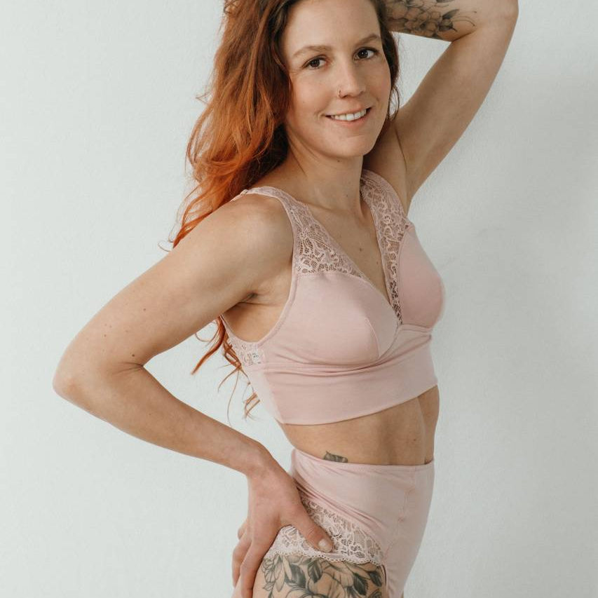 Produktbild von Sophie in Dahlia Rose von der Seite (Bralette & Slip)