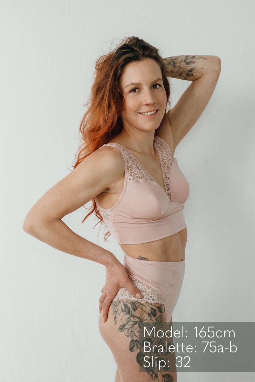 Produktbild von Sophie in Dahlia Rose von der Seite (Bralette & Slip)