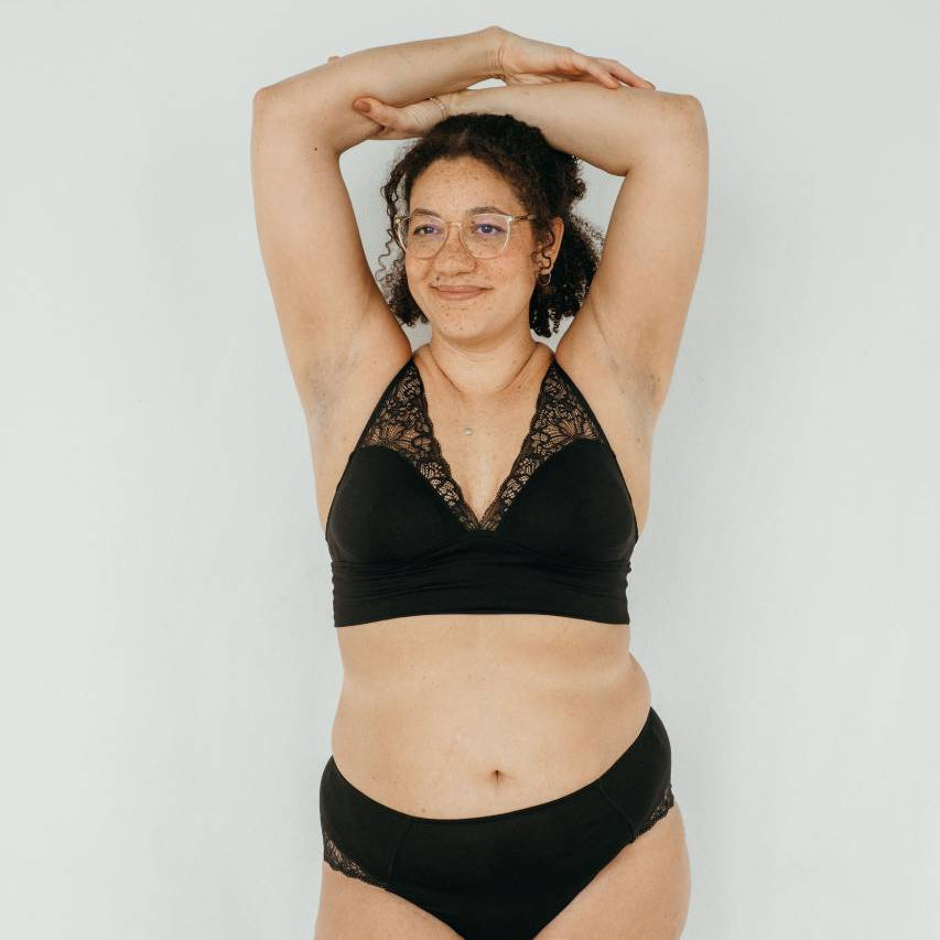 Produktbild von Sophie in schwarz von der Frontseite (Bralette & Slip)