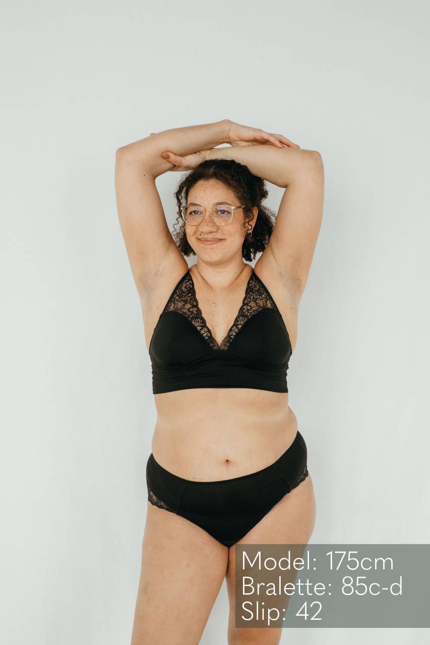 Produktbild von Sophie in schwarz von der Frontseite (Bralette & Slip)