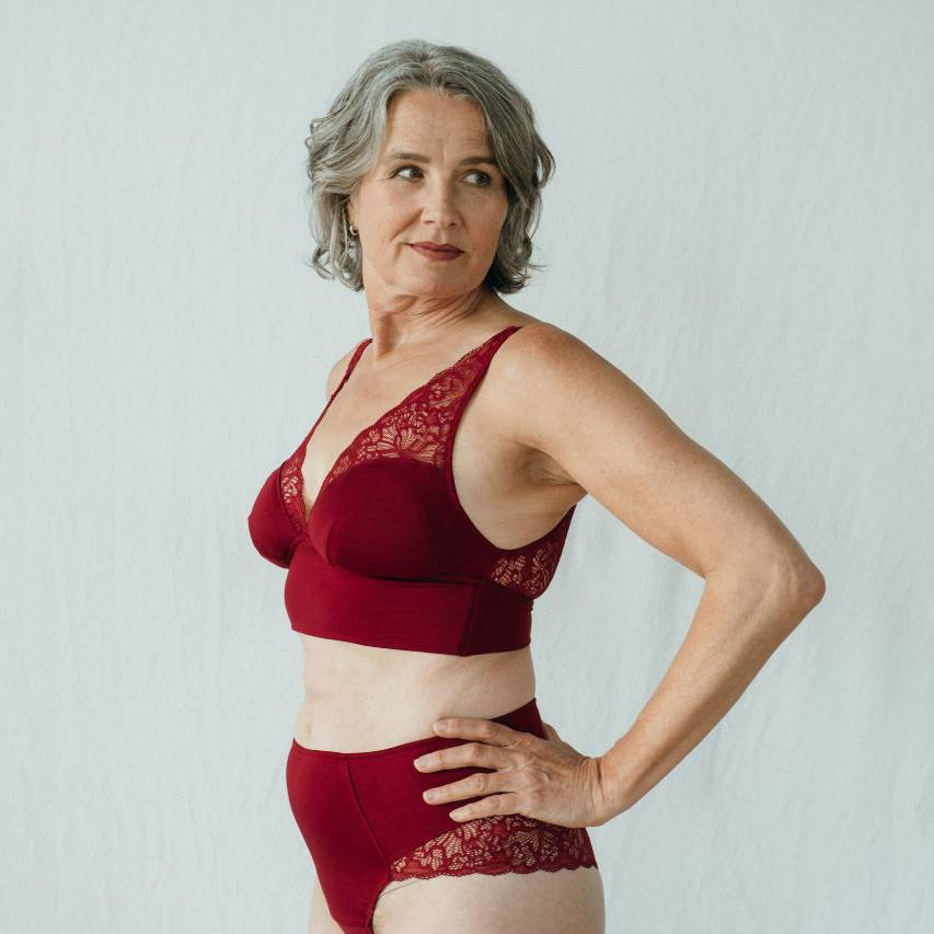 Produktbild von Sophie in Ruby Red von der Seite (Bralette & Slip)