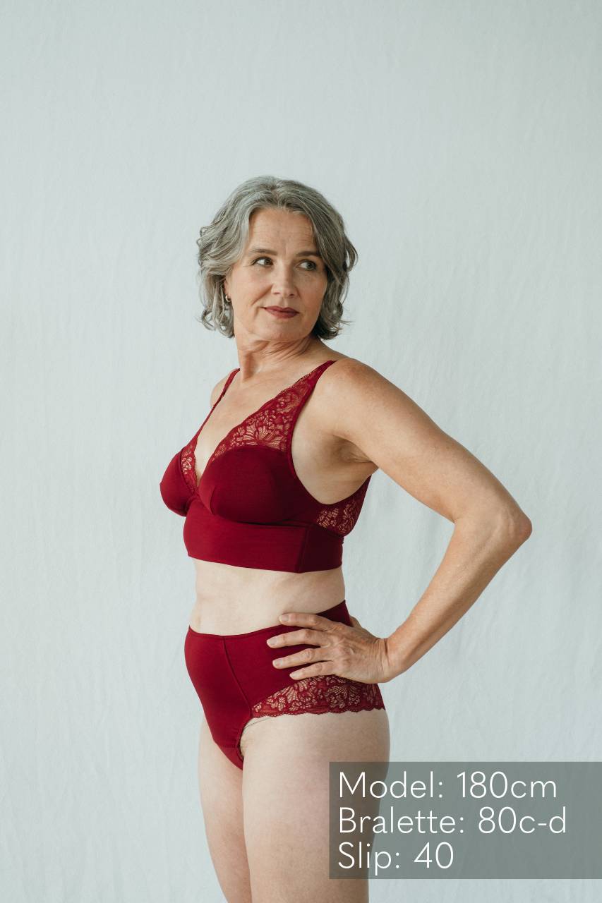 Produktbild von Sophie in Ruby Red von der Seite (Bralette & Slip)