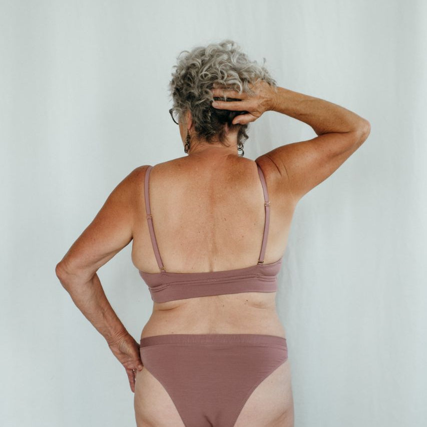 Vue arrière de Thea en Smockey Rose : Bralette et Slip en jersey très doux.
