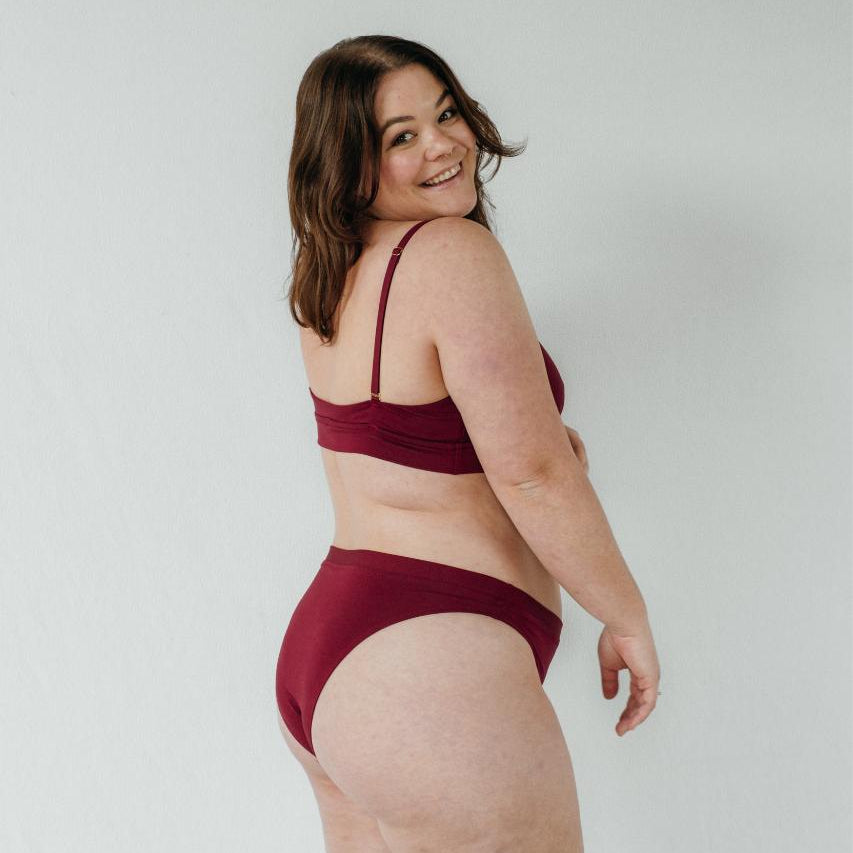 Vue latérale de Slip et du soutien-gorge Thea en rouge rubis.