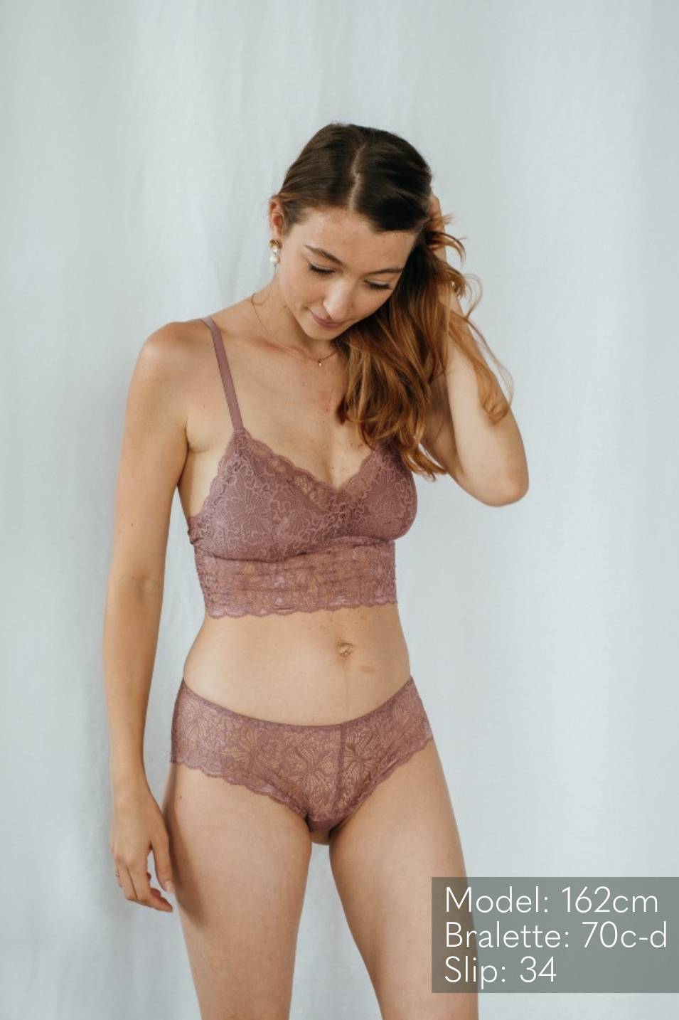 Le modèle porte des Slip fins et des Bralette avec des coussinets en Smokey Rose.