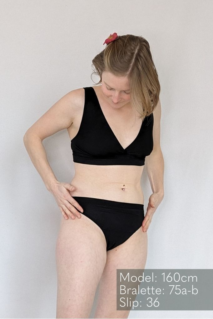 String La modella in piedi indossa un reggiseno e una maglia