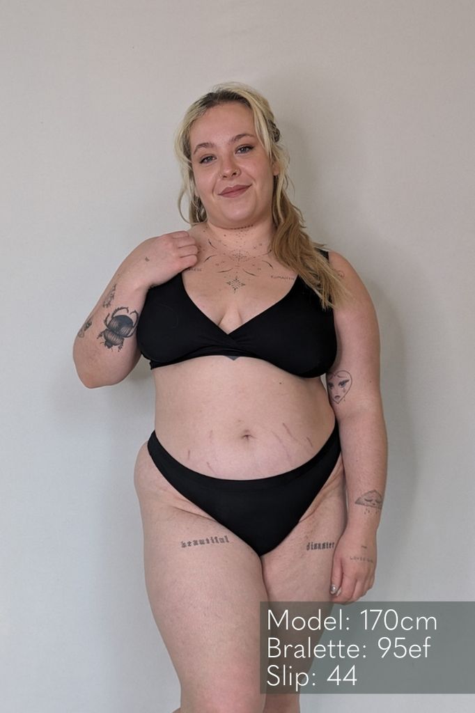 Le mannequin aux cheveux blonds porte le modèle "Betty", qui donne une sensation veloutée sur la peau.