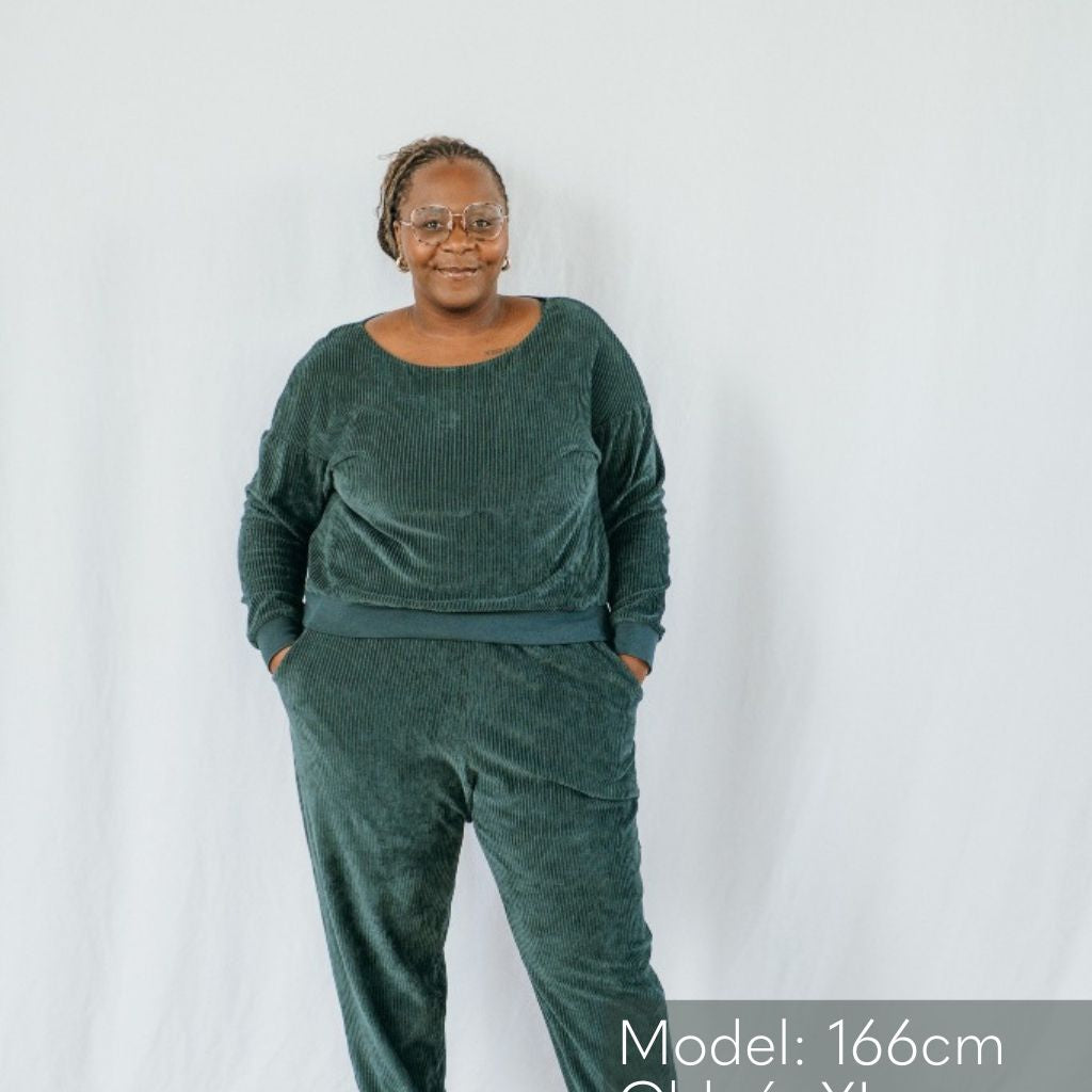 Frau Trägt Pulli und Hose in flauschigem Samt-Stoff aus Bio Baumwolle