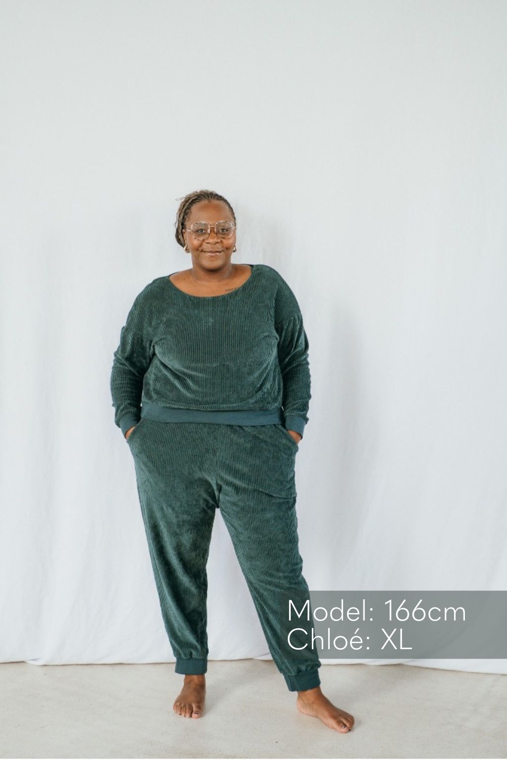 Frau Trägt Pulli und Hose in flauschigem Samt-Stoff aus Bio Baumwolle