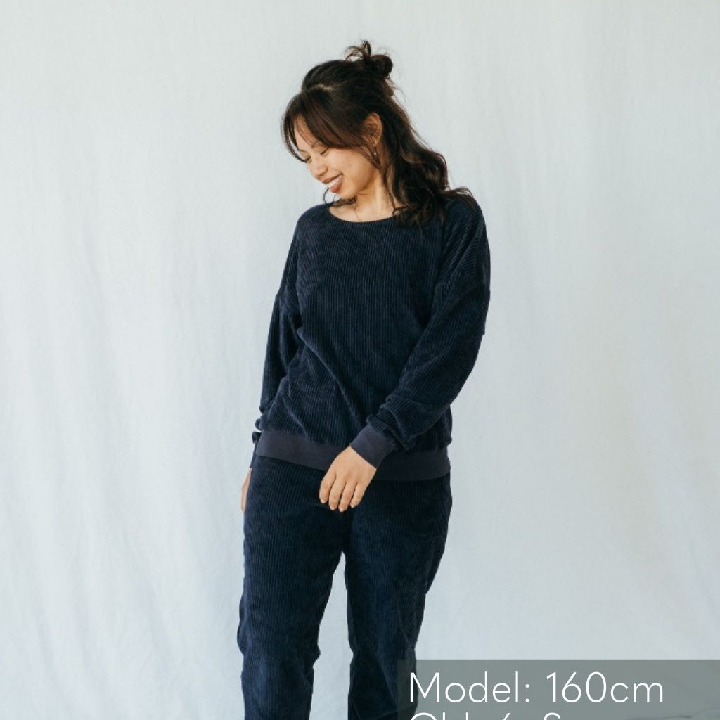 Model trägt Pyjama in Dunkelblauem Cord mit weichen Bündchen