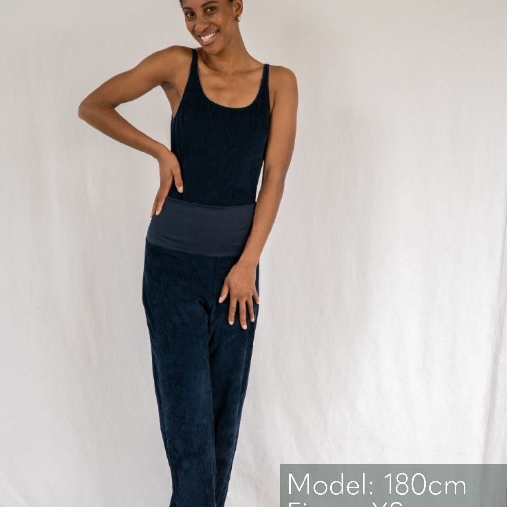 Model trägt blauen Body mit Trägern und dazu die hochgeschnittene Hose in Cord Optik