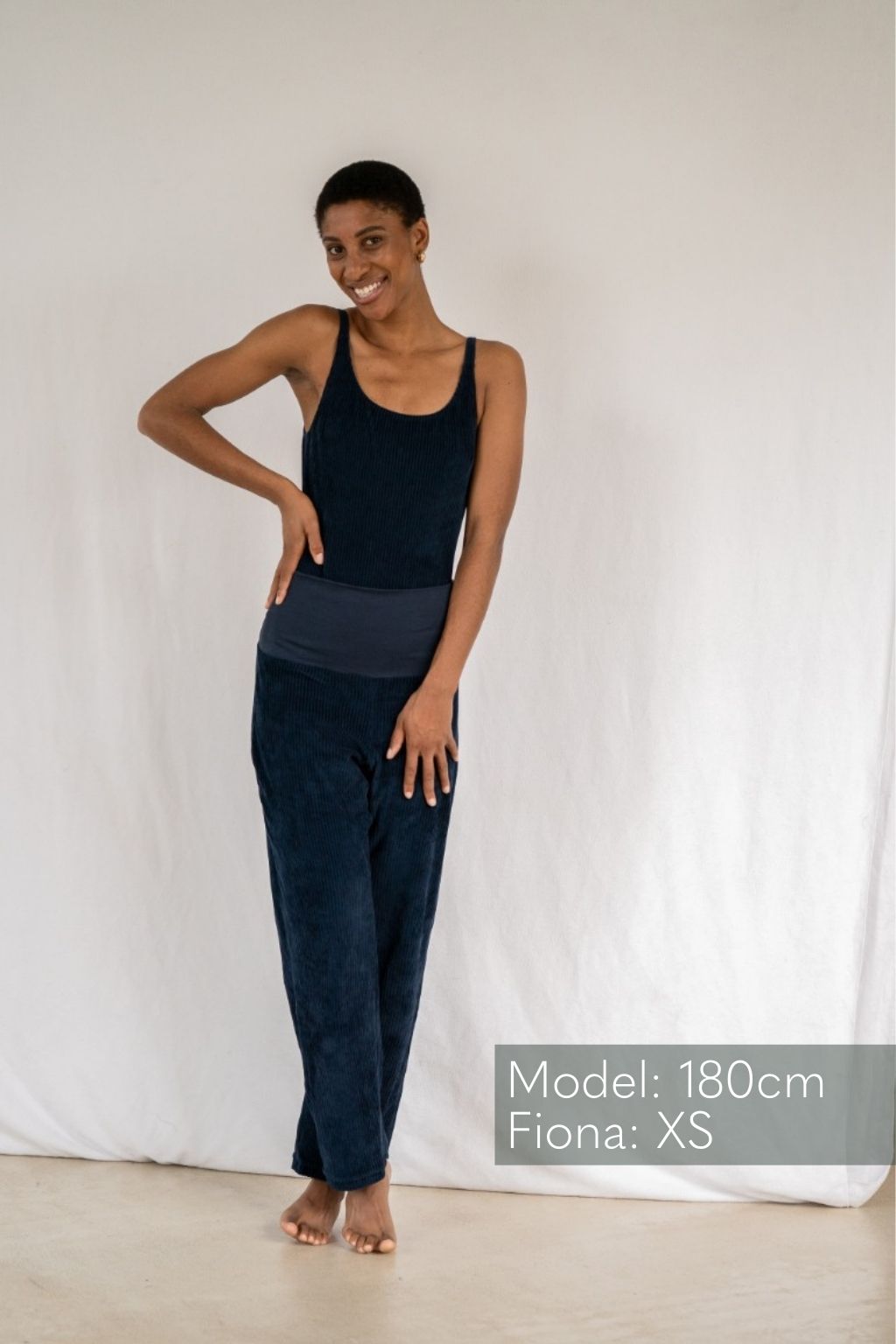 Model trägt blauen Body mit Trägern und dazu die hochgeschnittene Hose in Cord Optik