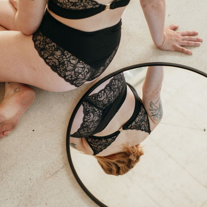 im runden Spiegel spiegelt sich das Alison Set von hinten aus Bralette und Slip