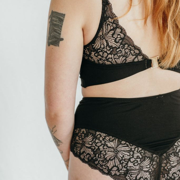 das Foto zeigt das Dessous Sophie mit dem brazilian Slip und dem Bralette mit Verschluss