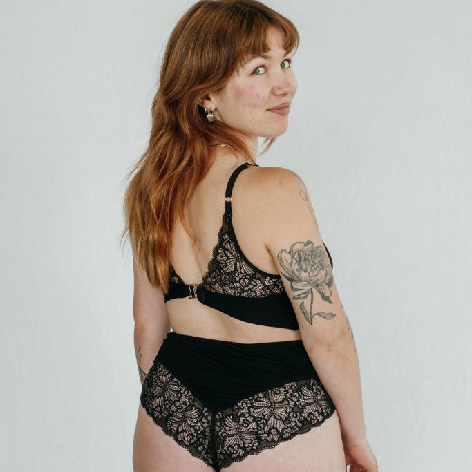 das Model trägt einen sexy Slip und einem Top mit verstellbaren Trägern aus Spitze und Tencel Lyocell