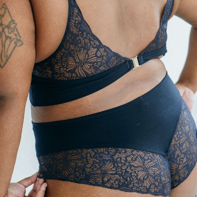 das Sophie Set hat verstellbare Träger mit einem Verschluss hinten und einem sexy Höschen mit Spitzen Abschluss