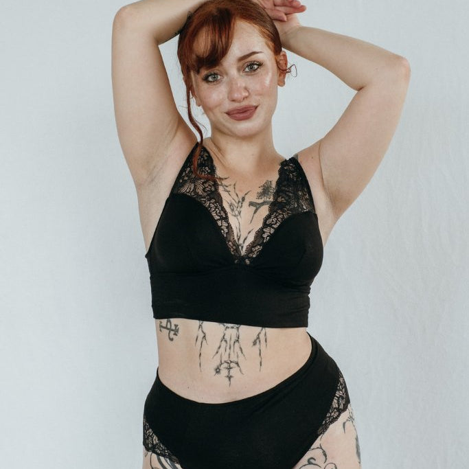 das Model hält sich die Arme über den Kopf und präsentiert das Sophie Kombi aus Bralette und Slip