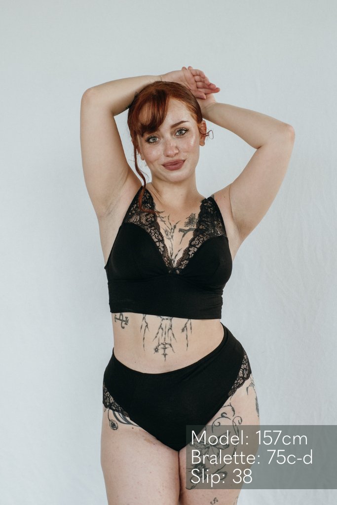 das Model hält sich die Arme über den Kopf und präsentiert das Sophie Kombi aus Bralette und Slip